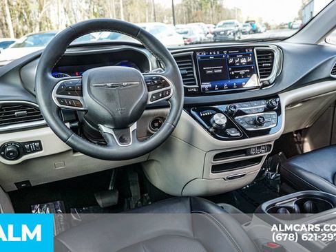 Used 2024 Chrysler Pacifica Touring-L FWD image 28