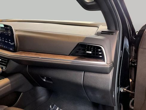 Used 2025 Chevrolet Tahoe LS RWD image 17