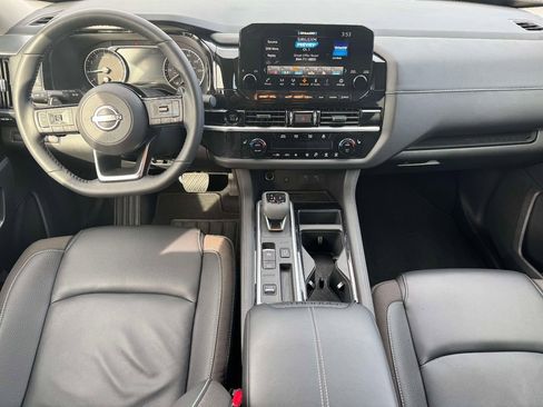 Used 2025 Nissan Pathfinder SL image 13