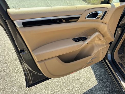 Used 2016 Porsche Cayenne S image 10
