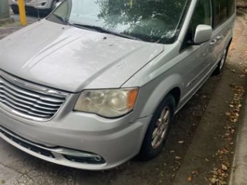 Used 2011 Chrysler Town & Country Touring w/ Entertainment Group #1 FWD image 3