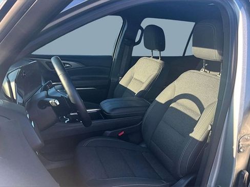 Used 2025 Chevrolet Traverse LT image 24