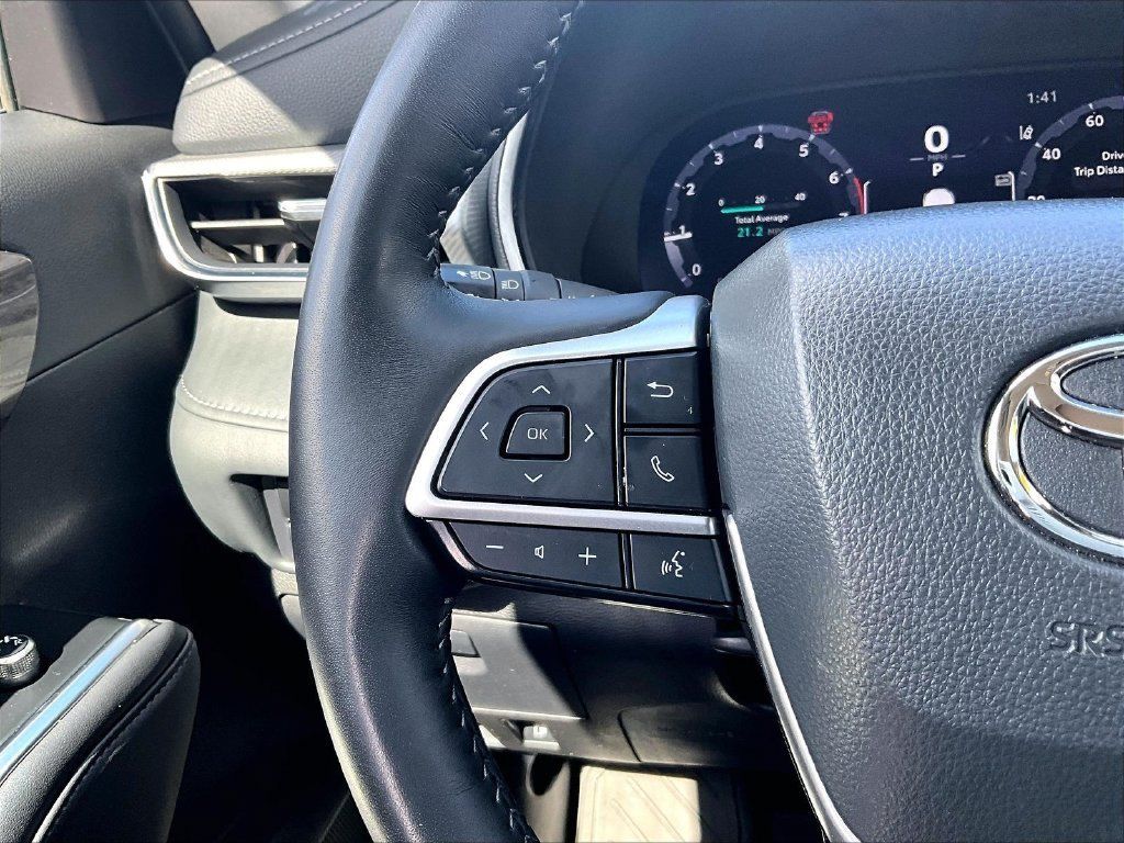 Used 2025 Toyota Highlander Platinum AWD/4WD image 24