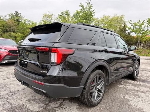 Used 2025 Ford Explorer ST-Line w/ ST-Line Street Pack AWD/4WD image 4