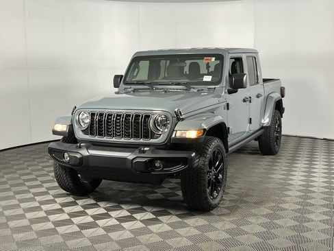 Used 2025 Jeep Gladiator Sport image 3