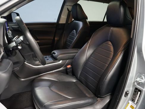 Certified 2024 Toyota Highlander XLE image 28
