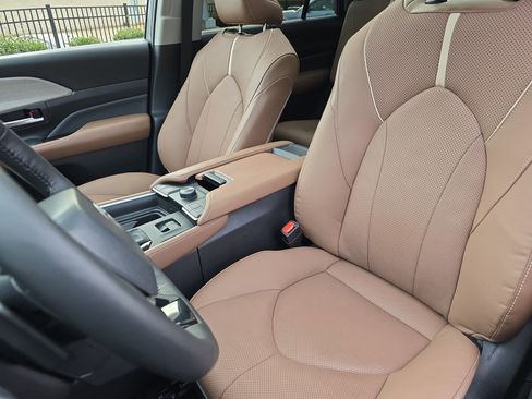 Certified 2025 Toyota Grand Highlander AWD image 17