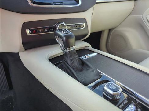 Used 2020 Volvo XC90 T5 Momentum w/ Protection Package Premier image 11