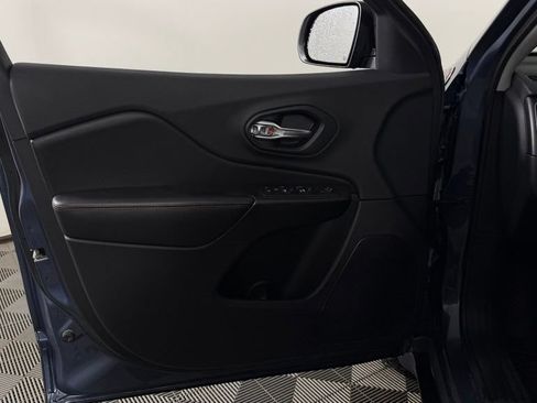 Used 2019 Jeep Cherokee Trailhawk w/ Cold Weather Group AWD/4WD image 13