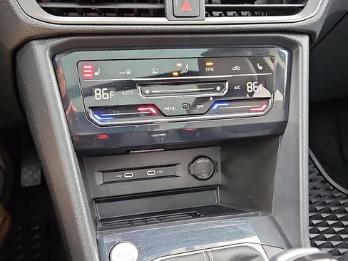 Certified 2025 Volkswagen Taos SE image 15