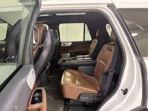 Used 2023 Lincoln Navigator Reserve image 12