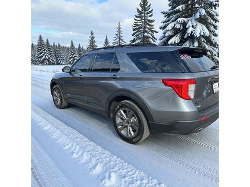 Used 2023 Ford Explorer XLT w/ Equipment Group 202A image 4