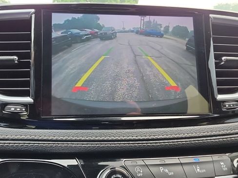 Used 2023 Chrysler Pacifica Limited FWD image 16