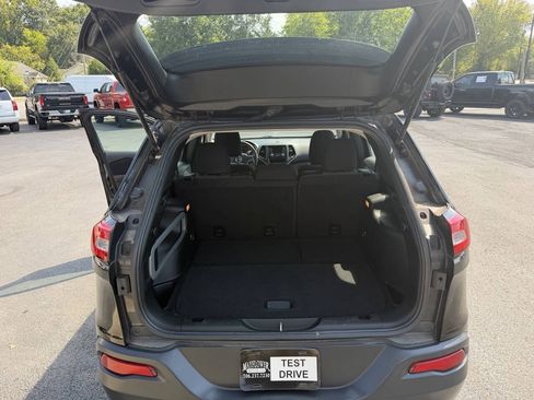 Used 2016 Jeep Cherokee Sport FWD image 10