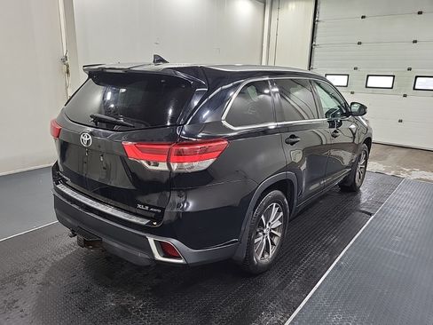 Used 2017 Toyota Highlander XLE AWD/4WD image 3