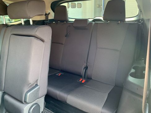 Used 2022 Toyota Highlander LE AWD/4WD image 32