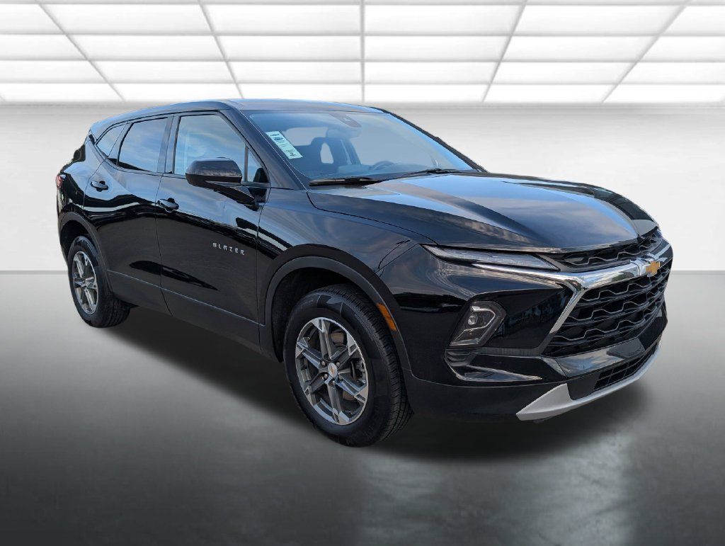 Used 2025 Chevrolet Blazer LT FWD image 1