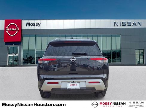 New 2025 Nissan Pathfinder SL image 5