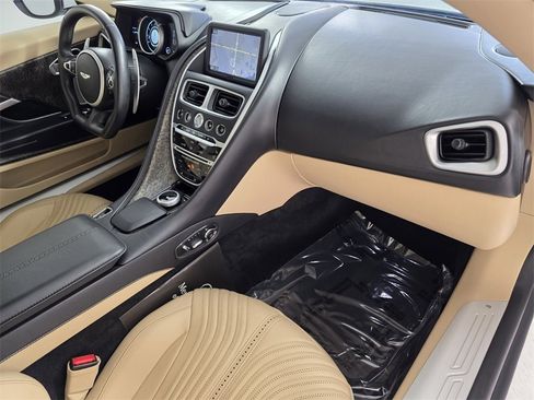 Used 2023 Aston Martin DB11 Coupe image 29