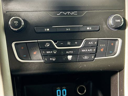 Used 2020 Ford Fusion SEL FWD image 27