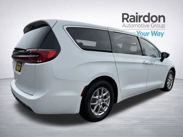 Used 2025 Chrysler Pacifica Select FWD image 7