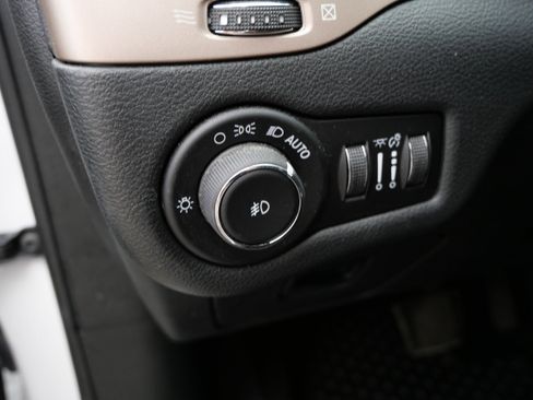Used 2017 Jeep Cherokee Latitude w/ Cold Weather Group AWD/4WD image 25