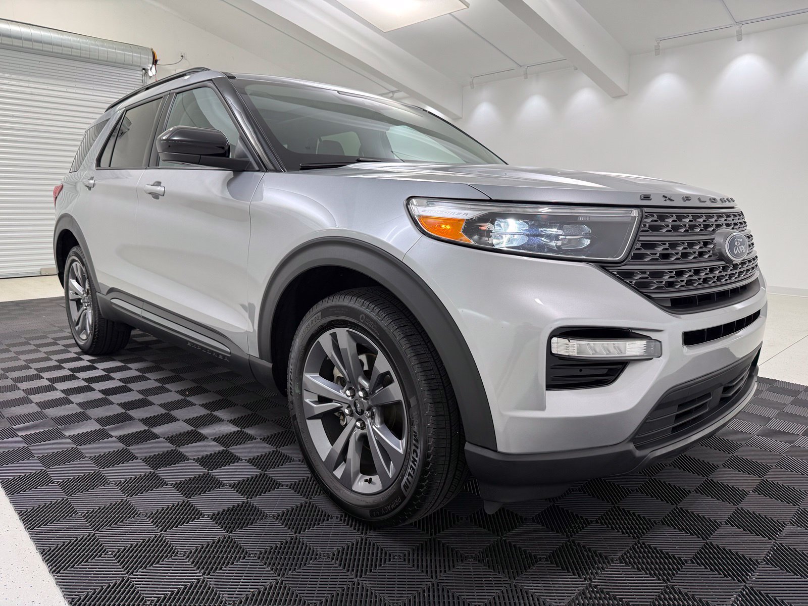 Used 2024 Ford Explorer XLT w/ Equipment Group 202A AWD/4WD image 1
