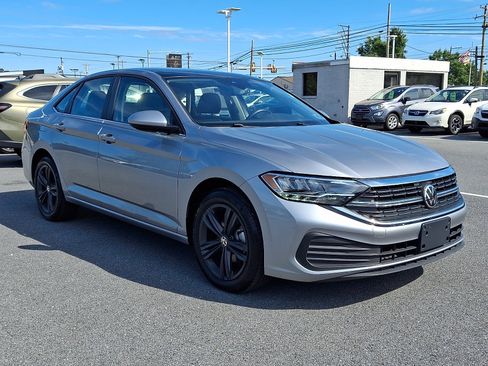 Used 2024 Volkswagen Jetta SE w/ Panoramic Sunroof Package FWD image 3