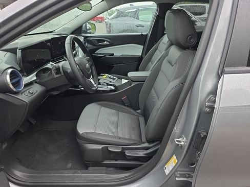 Used 2025 Chevrolet Trax LT w/ LT Convenience Package FWD image 7