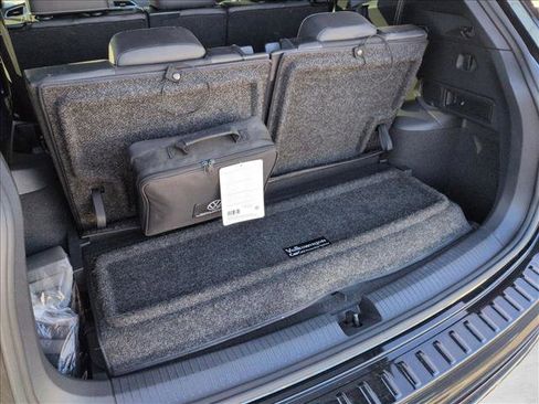 Used 2023 Volkswagen Tiguan SE R-Line image 6