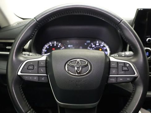 Used 2023 Toyota Highlander LE image 16