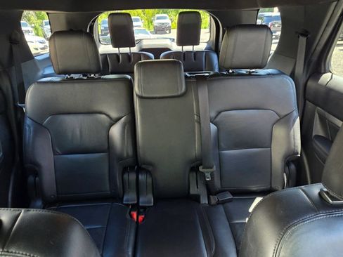 Used 2018 Ford Explorer XLT w/ Equipment Group 202A FWD image 18