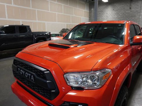Used 2017 Toyota Tacoma TRD Sport image 12