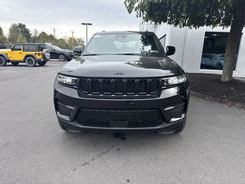 New 2025 Jeep Grand Cherokee Altitude image 9