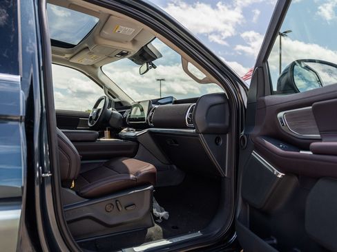 New 2026 Ford Expedition Platinum w/ Platinum Ultimate Package AWD/4WD image 8