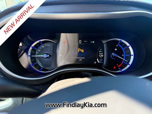 Used 2024 Chrysler Pacifica Select image 10