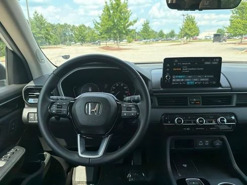 Used 2025 Honda Pilot Touring image 6