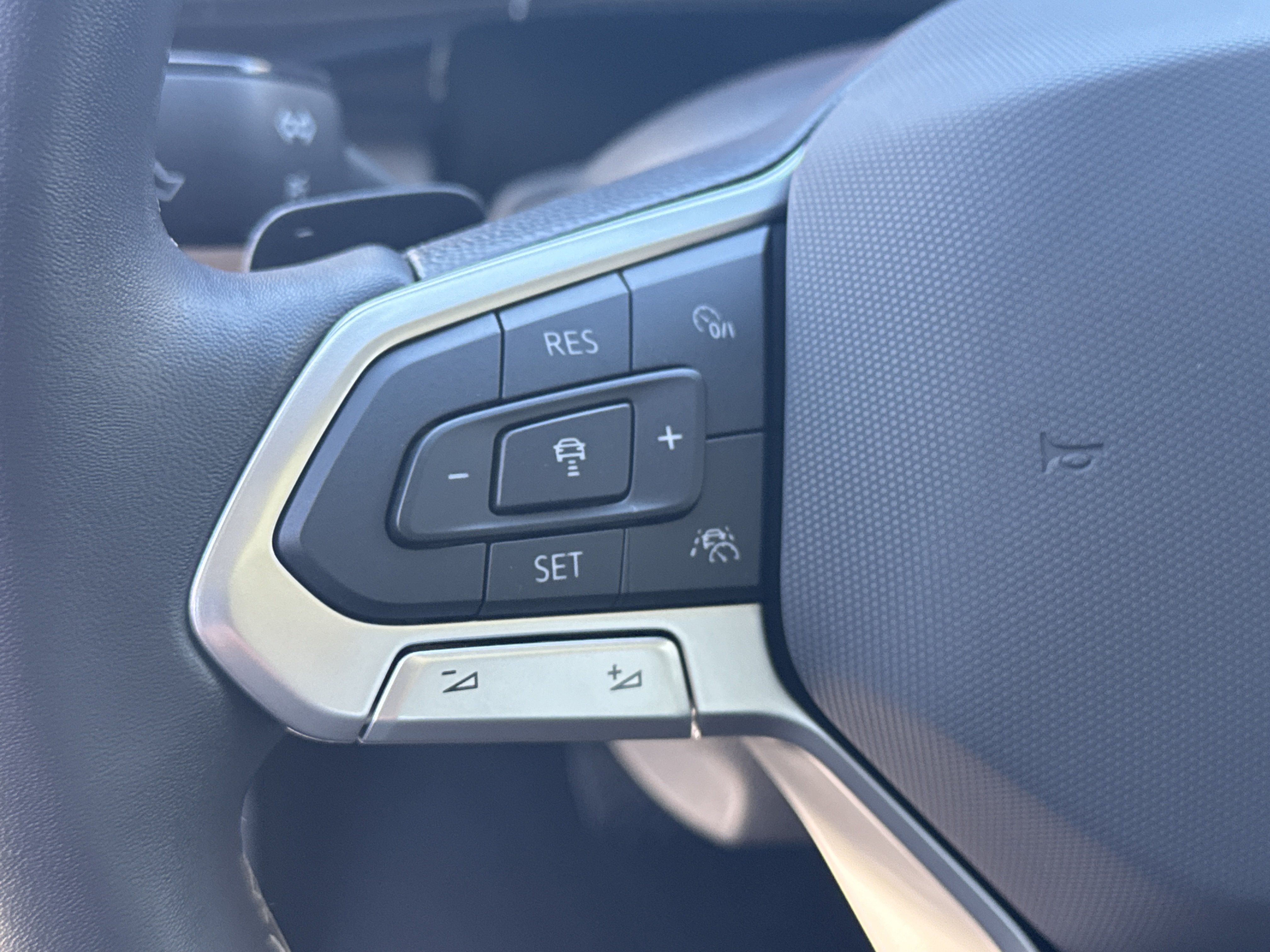 Used 2025 Volkswagen Atlas SEL AWD/4WD image 18