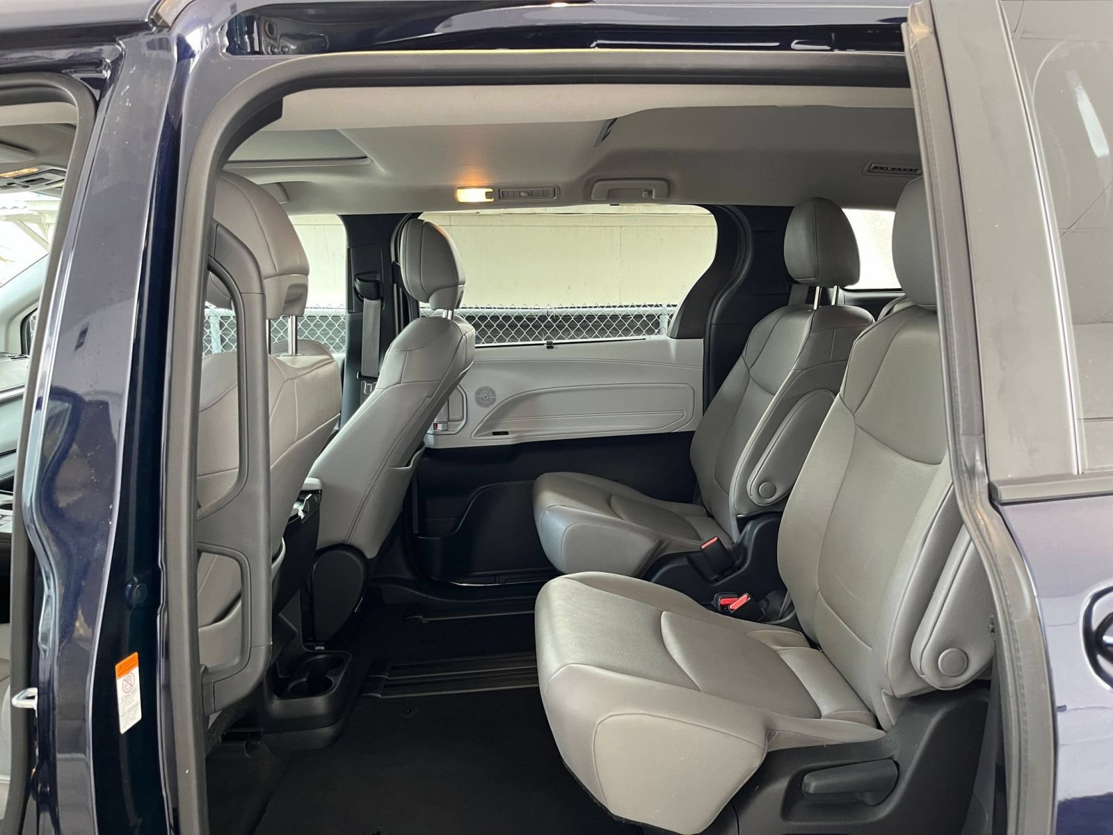 Used 2025 Toyota Sienna XLE FWD image 26