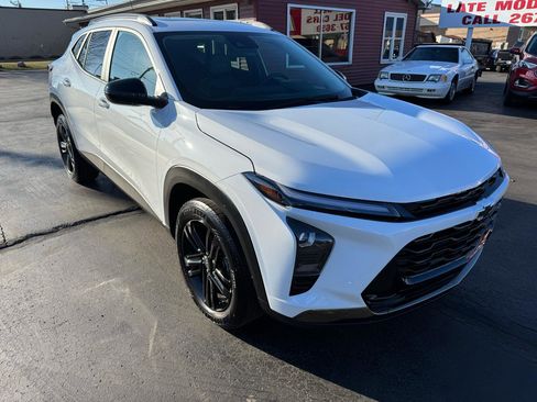 Used 2025 Chevrolet Trax ACTIV w/ Sunroof Package image 3