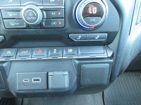 Used 2021 Chevrolet Silverado 1500 LT AWD/4WD image 32