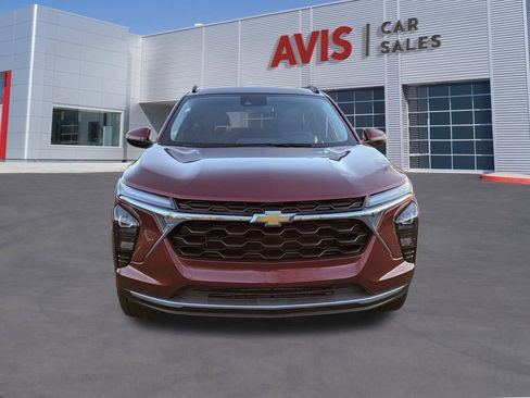 Used 2025 Chevrolet Trax LT w/ LT Convenience Package image 2