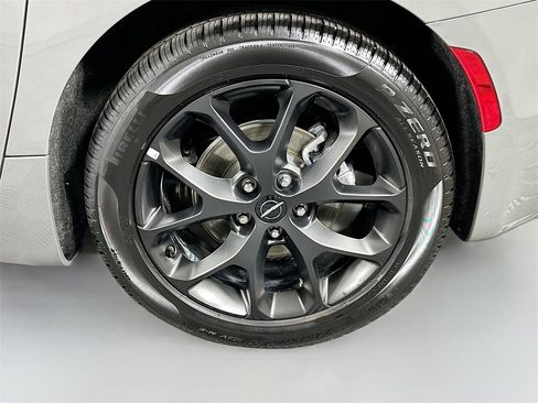 Used 2025 Chrysler Pacifica Limited image 32