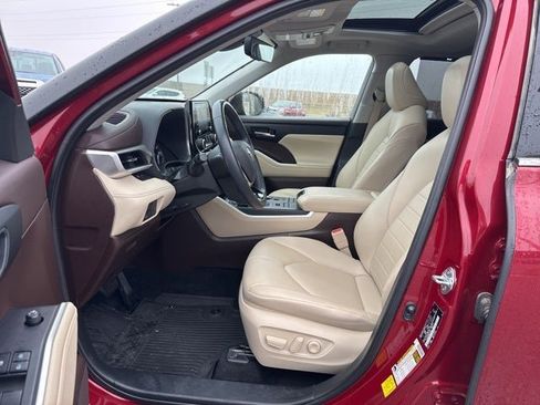 Certified 2021 Toyota Highlander XLE image 20