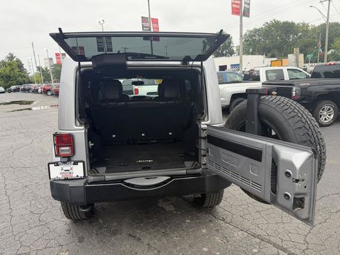Used 2015 Jeep Wrangler Unlimited Sahara AWD/4WD image 11