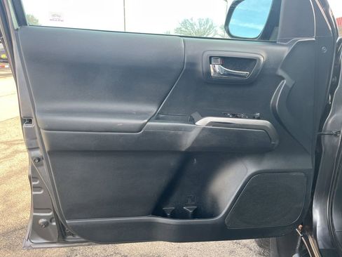 Used 2019 Toyota Tacoma TRD Sport image 22