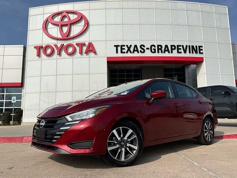 Used 2025 Nissan Versa SV image 2