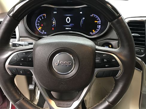 Used 2018 Jeep Grand Cherokee Overland AWD/4WD image 11