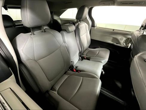 Used 2021 Toyota Sienna XLE image 27