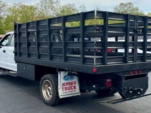 Used 2022 Ford F550 4x4 Crew Cab Super Duty w/ Power Equipment Group image 8